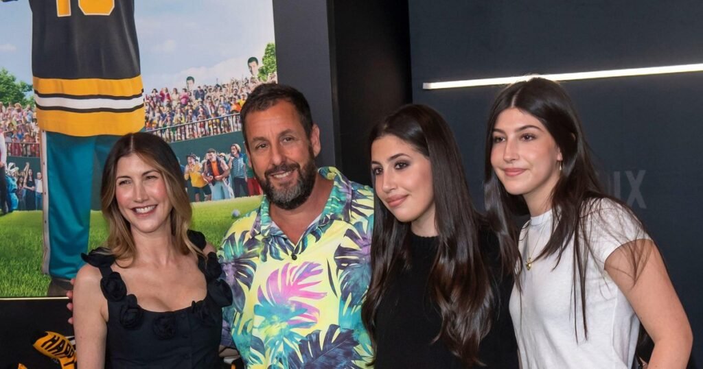 Адам Сэндлер показал повзрослевших дочерей от красавицы-жены