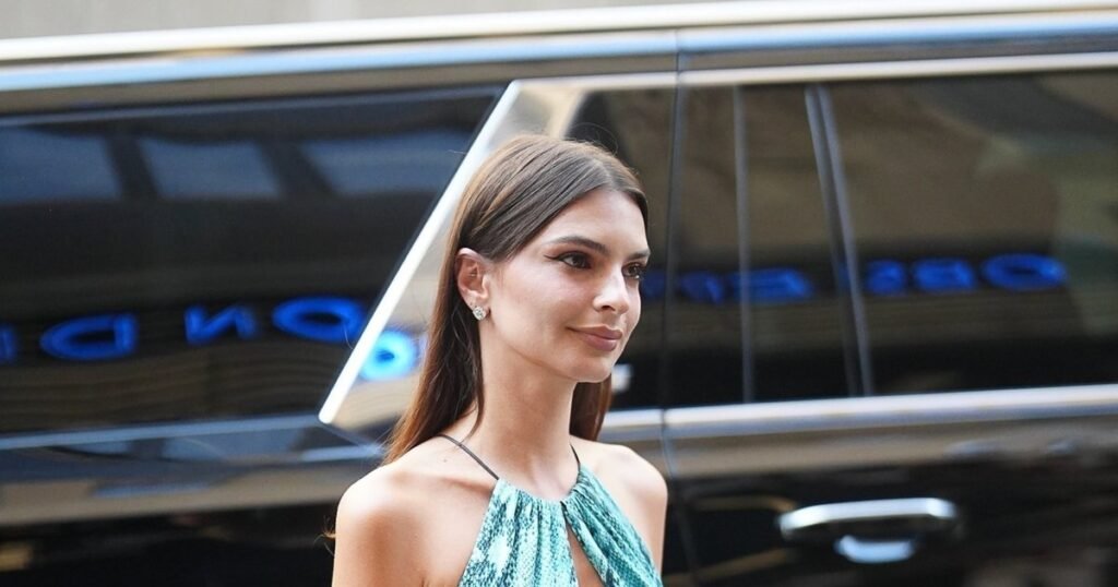 Эмили Ратаковски в микроплатье Gucci: образ дня