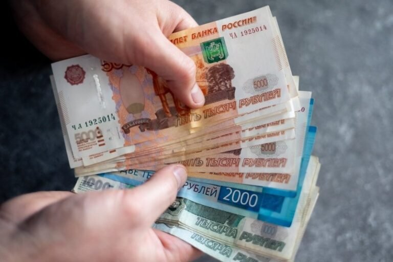 Гороскоп финансов на июль 2025: кому ждать золотой залп, а кому - шелест купюр