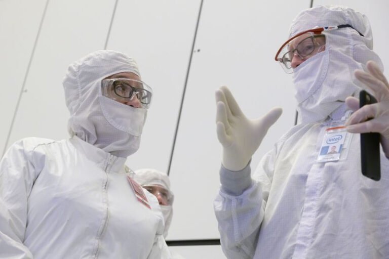 Intel удвоила убытки, но выручка превзошла ожидания