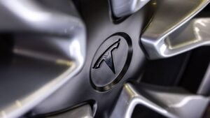 Клей для Cybertruck: Tesla ремонтирует электропикапы без стыда