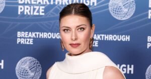 Мария Шарапова поделилась редкими фото с сыном на пляже