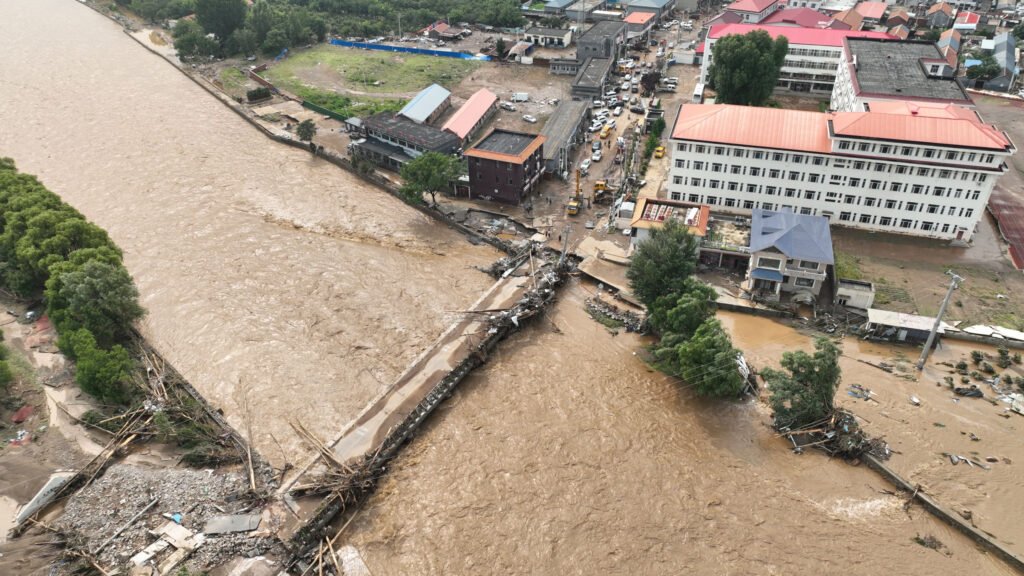 Наводнение в Пекине: годовая норма осадков за неделю, десятки погибших