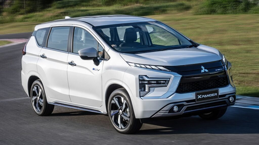 Новый семиместный Mitsubishi Xpander появился в России: цены и комплектации