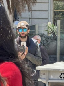 Реальный iPhone 17 Pro замечен на руках тестера с охранником