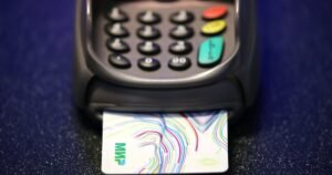 Санкции ЕС против российских банков: как они повлияли на клиентов