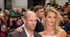 Стэйтем прыгнул с 9 метров в одних трусах