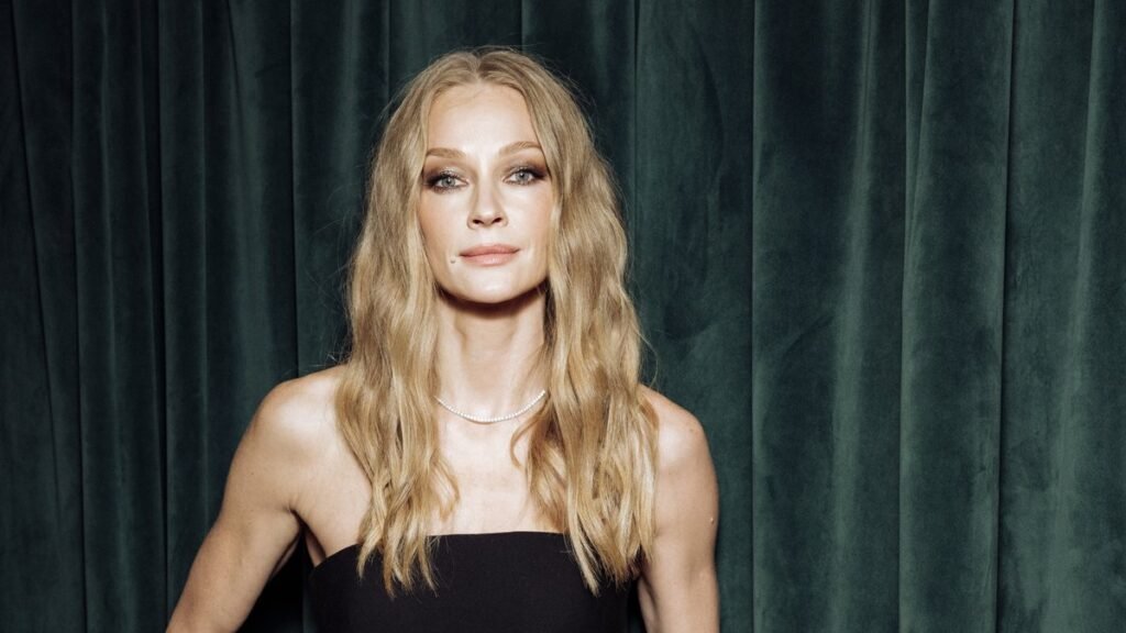 Светлана Ходченкова поделилась пляжным снимком на яхте