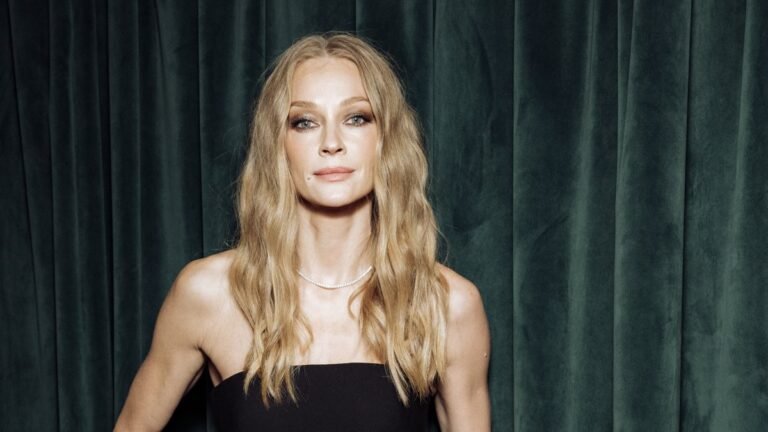 Светлана Ходченкова поделилась пляжным снимком на яхте