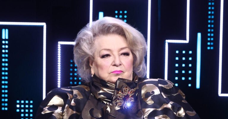 Тарасова поделилась домашним фото без макияжа в инвалидном кресле