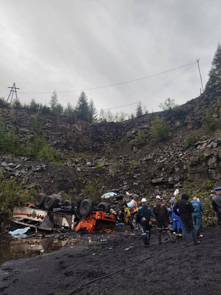 Трагедия на ГОК Денисовский: «вахтовка» рухнула в обрыв, есть жертвы и пострадавшие