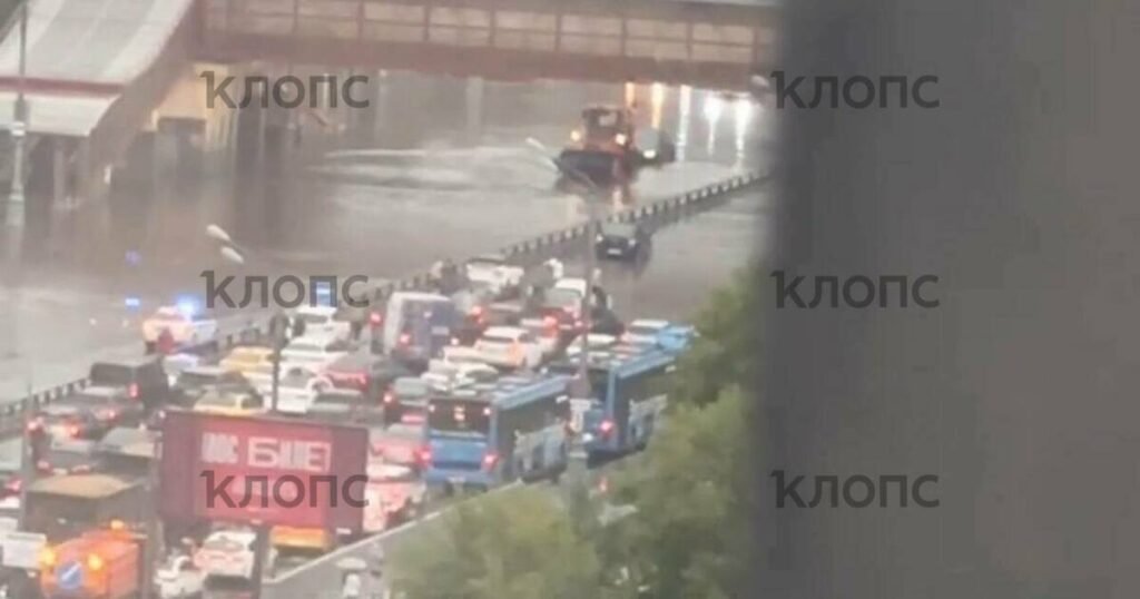 Тропический ливень парализовал Москву: затоплены улицы, встали трамваи и автобусы