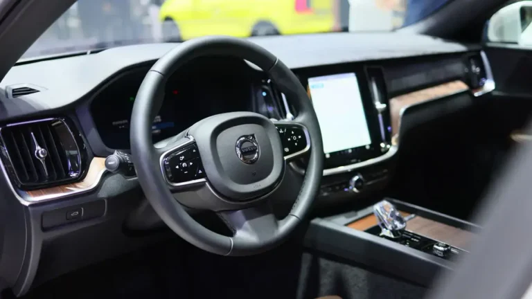 Volvo отзывает кроссоверы в России: причины и детали