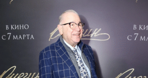 79-летний Евгений Петросян удивил поклонников нежным фото с маленькой дочкой