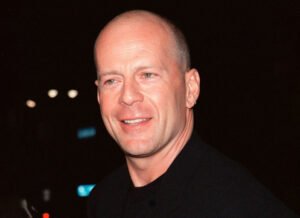 Брюс Уиллис живет отдельно от семьи из-за деменции