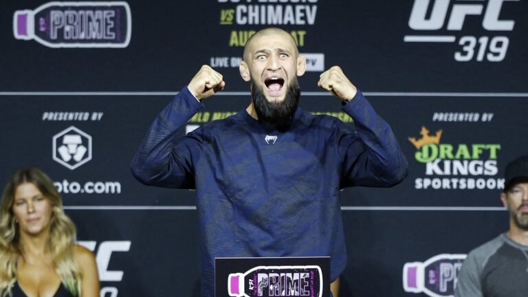 Чемпиону UFC Чимаеву подарили автомобиль за победу в Чечне