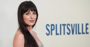 Дакота Джонсон в серебряном платье Gucci на красной дорожке