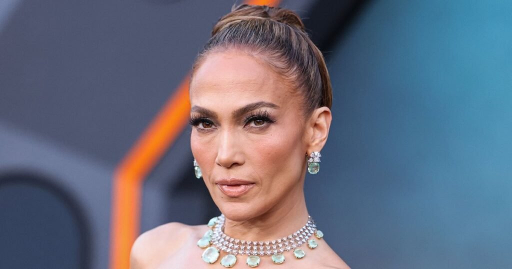 Дженнифер Лопес в прозрачном топе: звезда показала нижнее белье