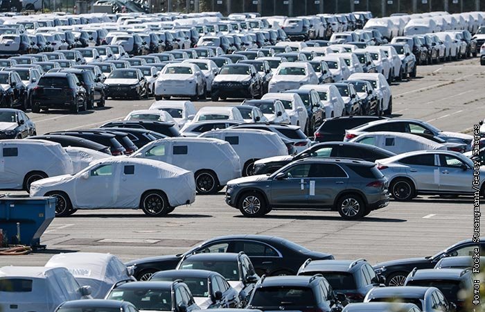 ЕК призвали отказаться от запрета на продажу авто с ДВС