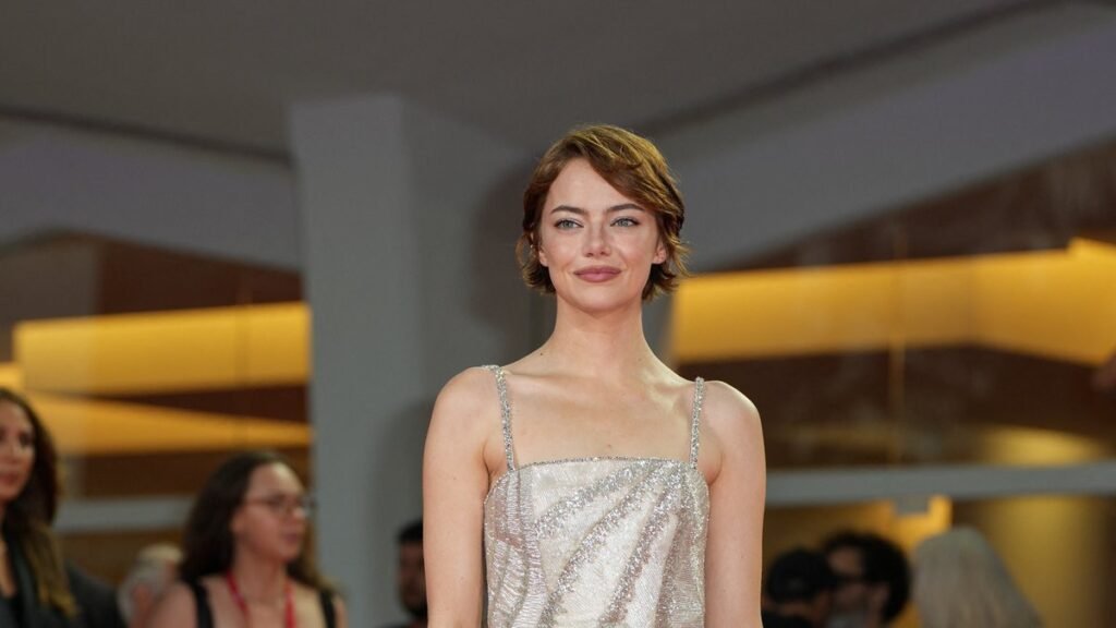 Эмма Стоун блистает в серебряном платье с декольте