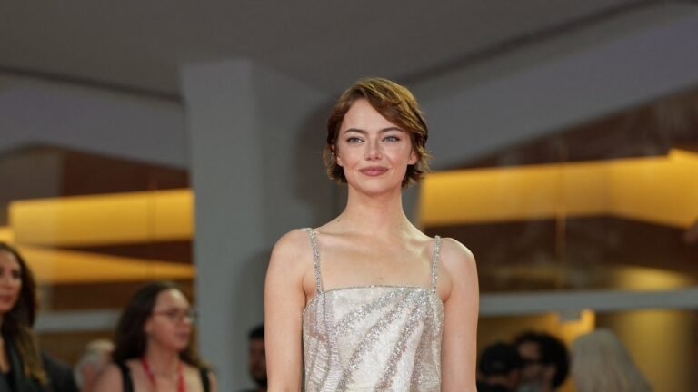 Эмма Стоун блистает в серебряном платье с декольте