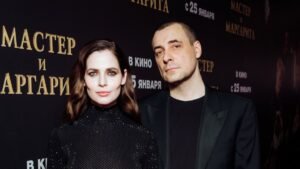 Евгений Цыганов позировал перед巨大ным портретом Юлии Снигирь