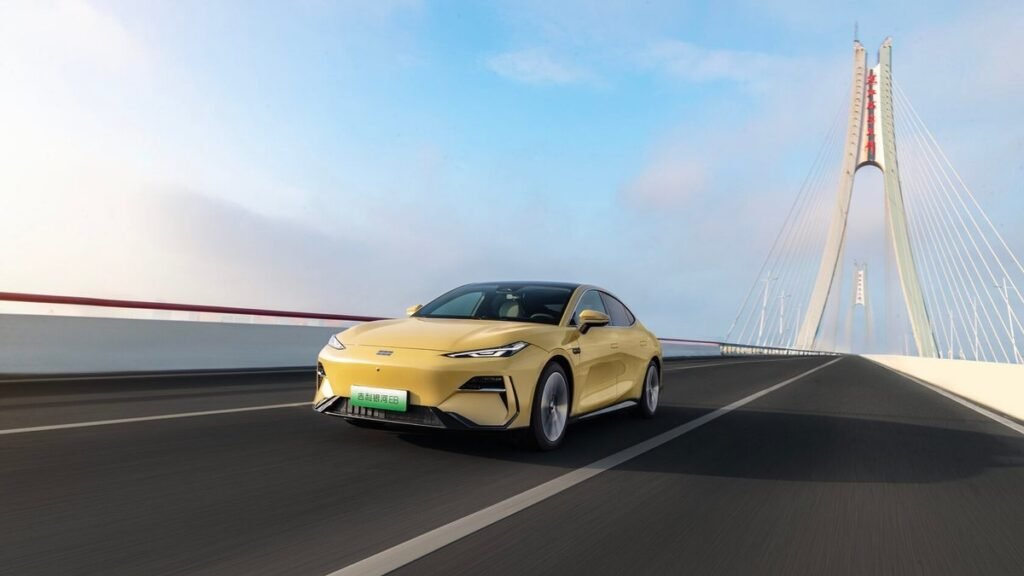 Geely E8 поступил в продажу в Беларуси: цена приятно удивит