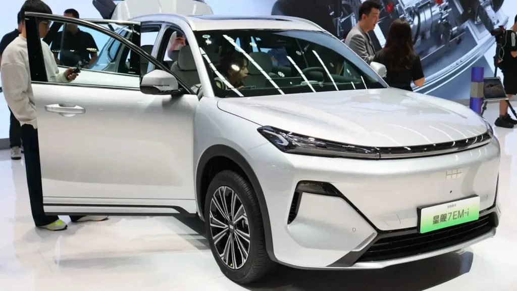 Geely Galaxy Starship7: раскрыта стоимость гибридного кроссовера для РФ