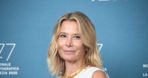 Юлия Высоцкая в полупрозрачном платье: фигура в 52 года