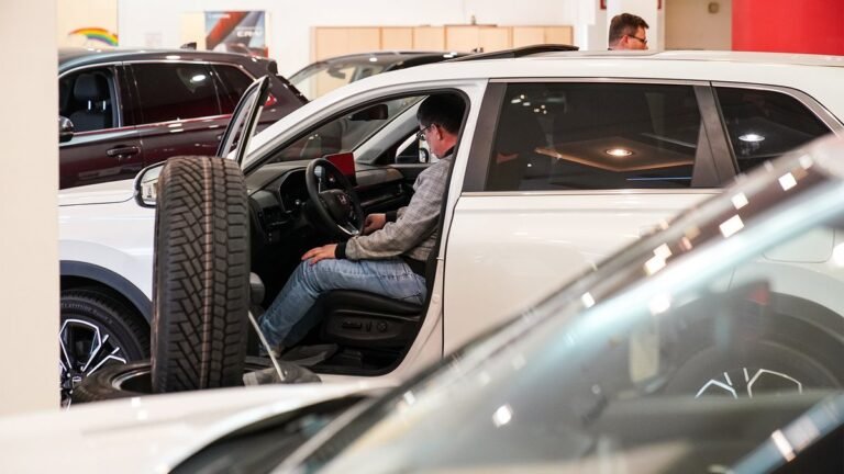 Китайские экспортеры наводняют Россию автомобилями с пробегом