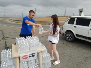 Крымский мост: многокилометровая пробка и раздача воды