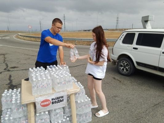 Крымский мост: многокилометровая пробка и раздача воды