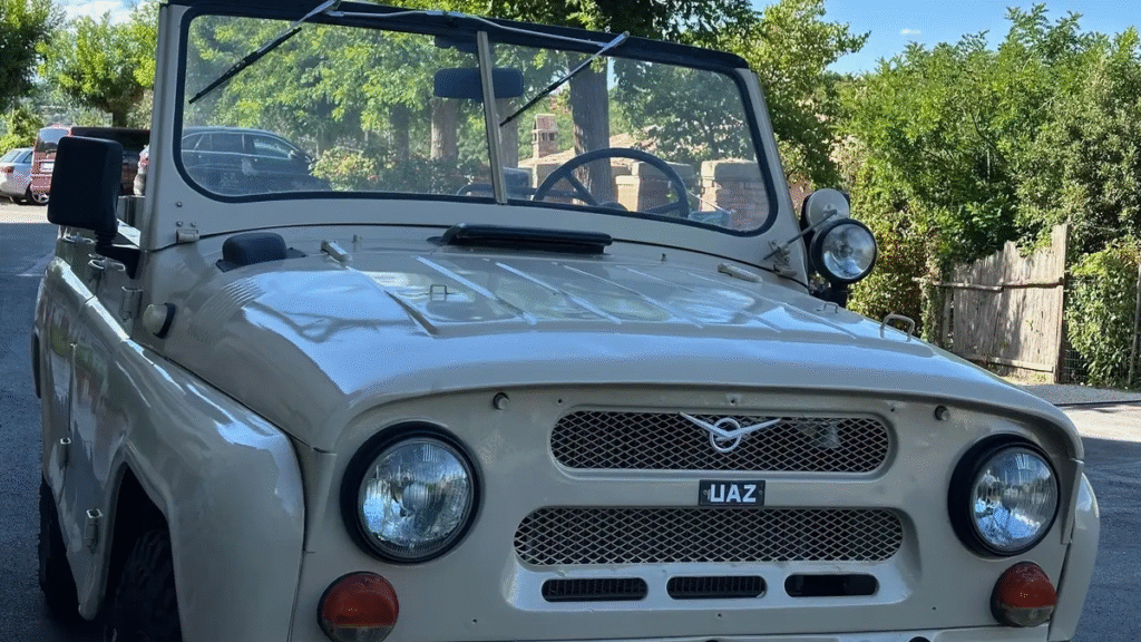 Легендарный УАЗ-469 1983 года продается в Риме с уникальным кузовом кабриолет