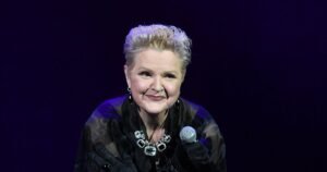 Маргарита Суханкина в бикини: 61-летняя певица отдыхает с детьми на море