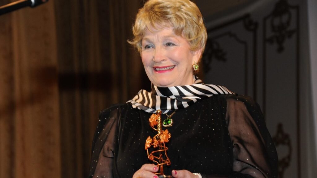 Мишустин поздравляет Людмилу Хитяеву с юбилеем