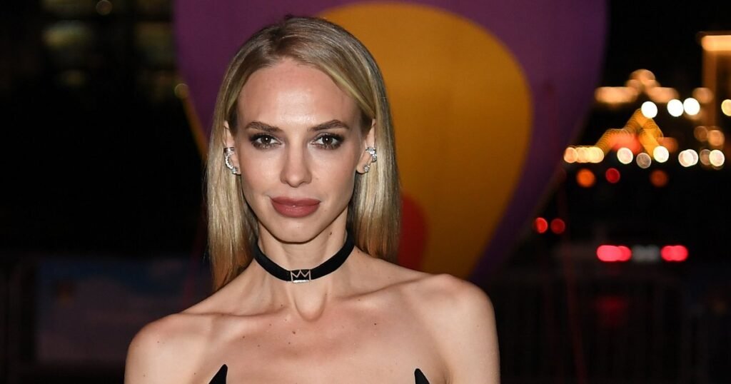 Надежда Сысоева появилась на публике в откровенном топе и с сумкой за 260 тысяч рублей