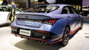 Новый Hyundai Elantra: купе-образный профиль и яркий световой почерк