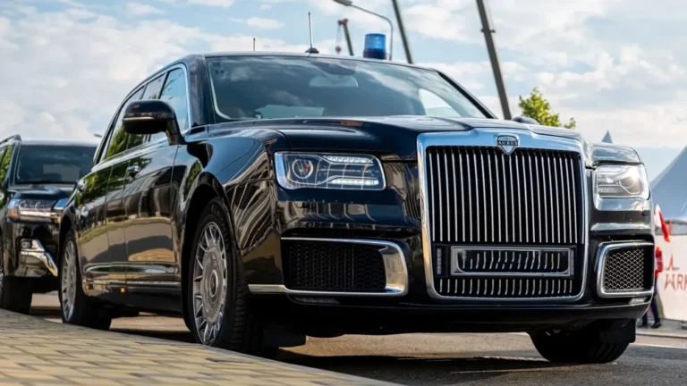 Первый российский гибрид Aurus Senat выходит на улицы