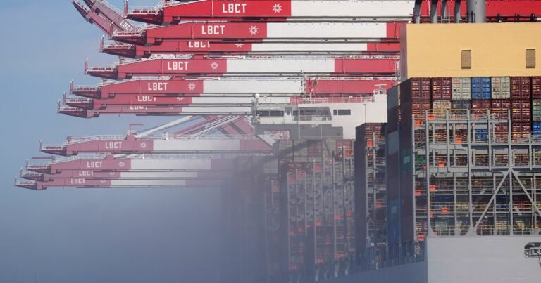 Порт Лос-Анджелеса столкнулся с рекордной нагрузкой из-за пошлин