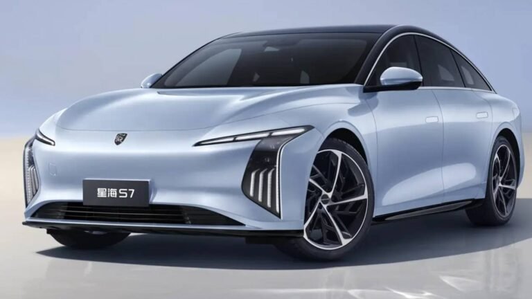 Продажи гибридного седана Forthing S7 в России отложены из-за проблем с сертификацией