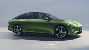 Продажи лифтбека Forthing S7 в России задерживаются из-за проблем с сертификацией