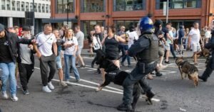 Протесты против беженцев в отелях: столкновения с полицией