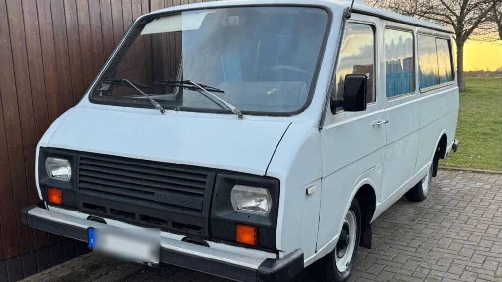 Редкий советский минивэн RAF22038 1992 года продают в Германии за 1,4 млн рублей