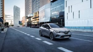 Renault Clio 2026: гибридный ответ Toyota