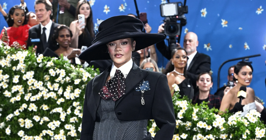 Рианна в дерзком образе вызвала споры в сети во время беременности