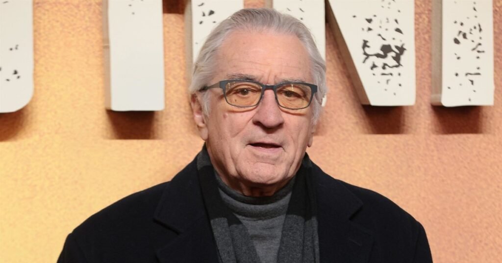 Роберт Де Ниро в 81 год: фото с прогулки вызвало споры о его внешности