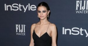 Селена Гомес подверглась критике за откровенные фото в купальнике