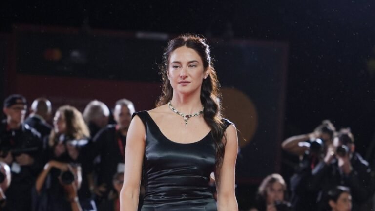 Шейлин Вудли в ультракоротком платье на красной дорожке Венеции