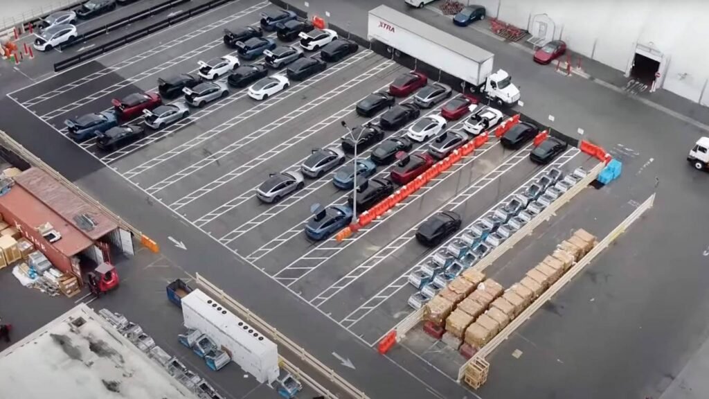 Tesla готовит новый электромобиль: дроны раскрыли загадочные детали на заводе