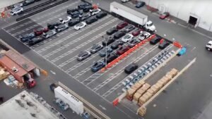 Tesla готовит новый электромобиль: дроны раскрыли загадочные детали на заводе